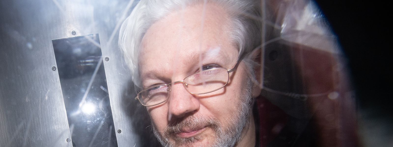 Le fondateur de WikiLeaks, âgé de 50 ans, n'était pas présent physiquement au tribunal mais a suivi la procédure administrative par liaison vidéo.