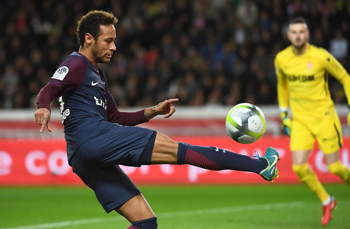 Neymar wechselte für 222 Millionen Euro von Barcelona nach Paris.