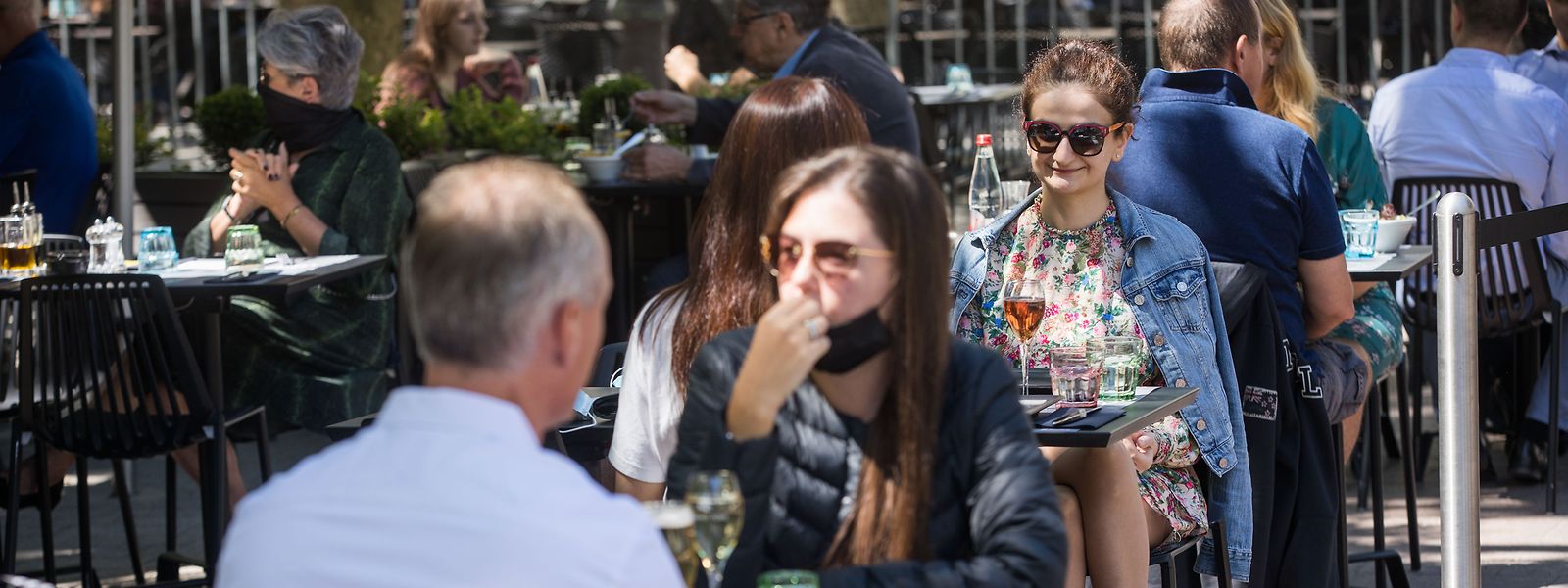 Pour tenter de juguler la hausse du nombre de nouvelles infections, une nouvelle loi covid prévoit de sanctionner les clients de bar qui seraient debout un verre à la main.