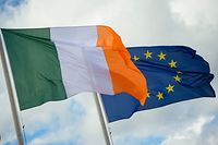 ARCHIV - 03.07.2019, Berlin: Die Fahne von Irland (l-r) und die Fahne der Europäischen Union wehen nebeneinander vor einem wolkenverhangenen Himmel im Berliner Bezirk Tiergarten. In der zum Vereinigten Königreich gehörenden Provinz Nordirland sind 2020 erstmals innerhalb eines Jahres mehr irische als britische Pässe beantragt worden. (zu dpa «Nordiren beantragten 2020 erstmals mehr irische als britische Pässe») Foto: Gregor Fischer/dpa +++ dpa-Bildfunk +++