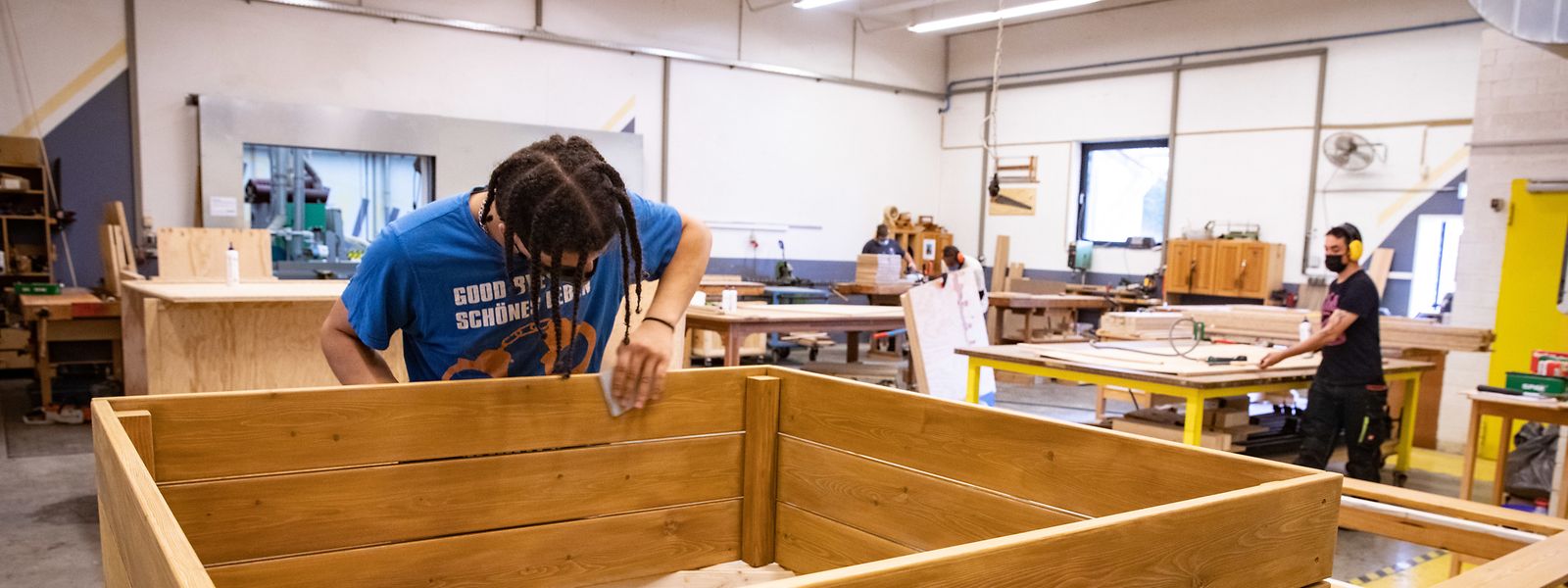 In der Schreinerwerkstatt lernen jung und alt mit Holz und Maschinen umgehen.