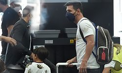 TOPSHOT - Barcelona's departing Argentinian forward Lionel Messi arrives with his family to board a plane at El Prat airport in Barcelona on August 10, 2021. - France is waiting impatiently for Lionel Messi with supporters gathering outside Paris Saint-Germain's ground hoping to see the Argentine who is expected to join the Qatar-owned club after his exit from Barcelona. (Photo by Josep LAGO / AFP)