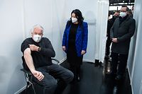 03.12.2020, Berlin: Projektleiter Albrecht Broemme (l) und Dilek Kalayci (SPD, M), Berliner Gesundheitssenatorin, erläutern in Anwesenheit von Oliver Igel (SPD), Bezirksbürgermeister von Treptow-Köpenick, die Funktionalität der Impfkabinen im zukünftigen Impfzentrum in der Arena Berlin in Treptow. In Berlin entstehen derzeit sechs Impfzentren. Die Zulassung von Corona-Impfstoffen in Europa steht allerdings noch aus. Foto: Bernd von Jutrczenka/dpa +++ dpa-Bildfunk +++