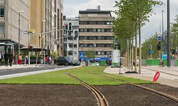 Während der Schobermesse ist auf dem Glacis nur ein Gleis in Betrieb. Der Bereich um das zweite Gleis wird für die Verkaufsstände benötigt.