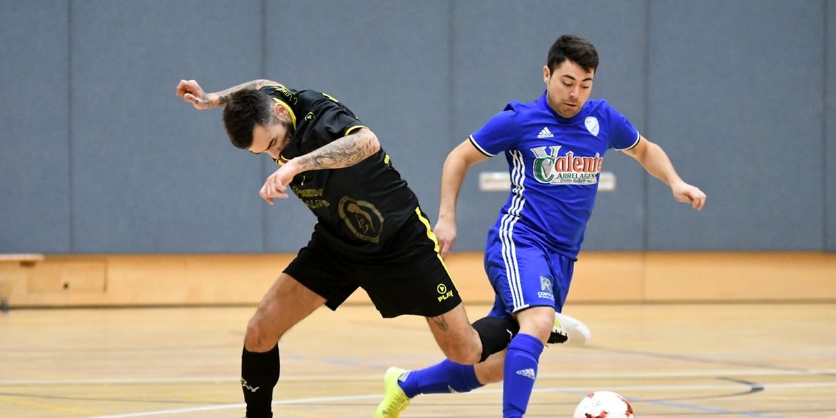 Ricardo Almeida tente de stopper Tiago da Silva. Le Sparta Dudelange s'est incliné face au Racing 4-11.