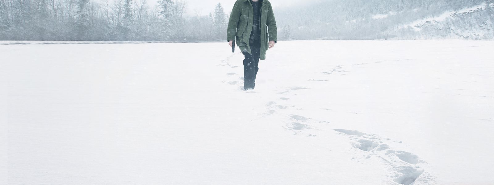 Michael Fassbender a caminho de sujar os sapatos.