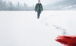 Michael Fassbender a caminho de sujar os sapatos.