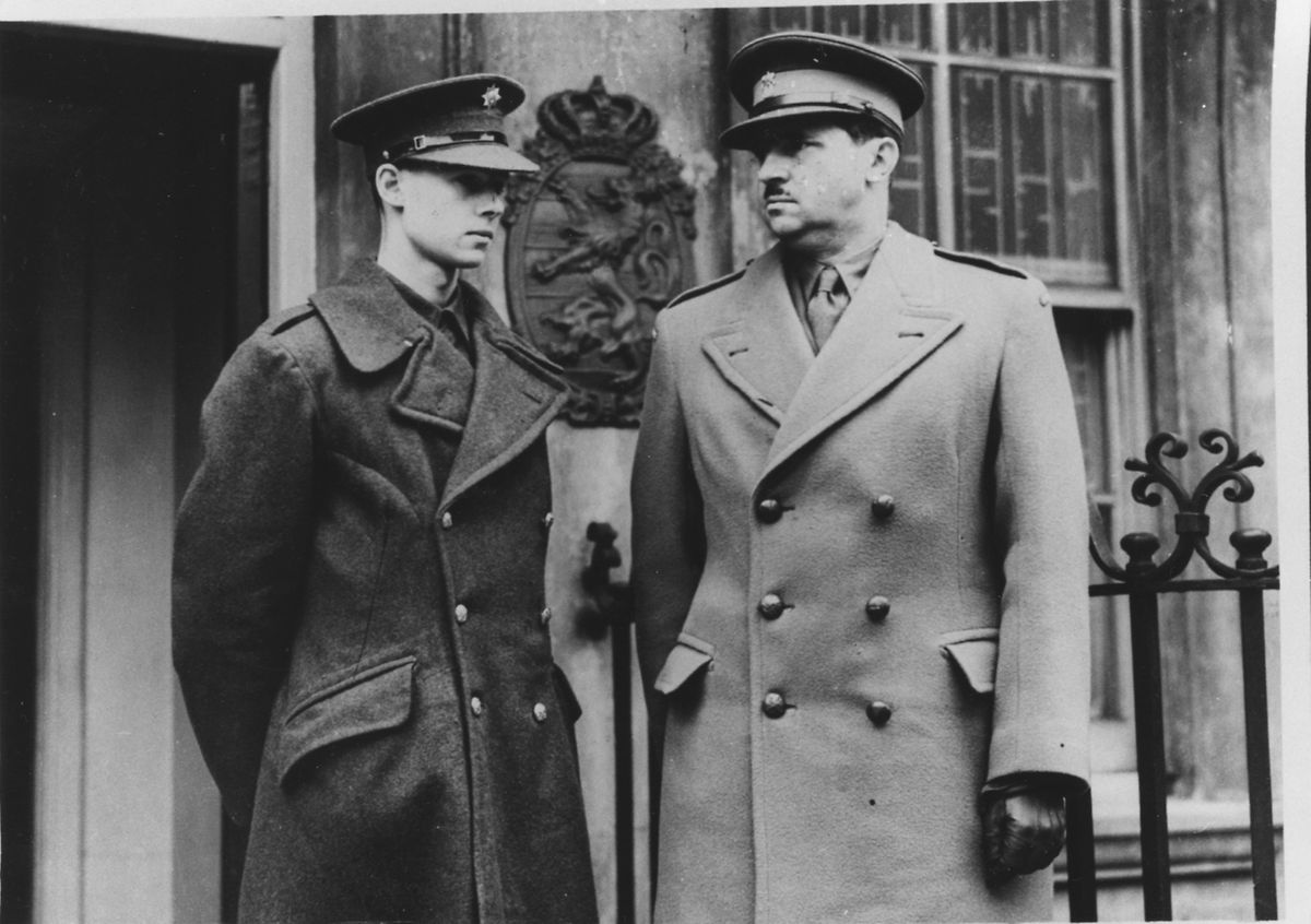 Avec son père, le prince Felix, à Londres en 1943.