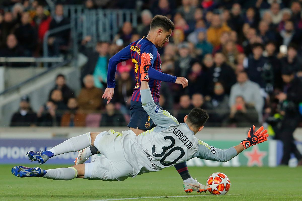 Barcelonas Philippe Coutinho schenkte Lyons Torhüter Mathieu Gorgelin ein Tor ein.