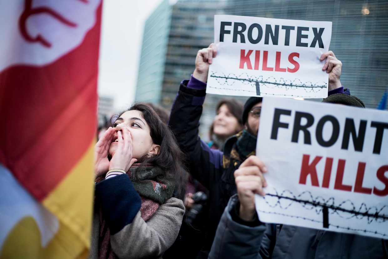 Des protestants criaient des slogans et brandissaient des banderoles pour exiger l'ouverture des frontières de l'Europe, mercredi 4 mars devant le Conseil européen à Bruxelles.