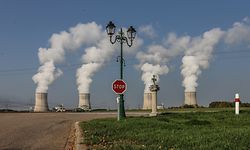 Cattenom, bedrohlich nahe an der Grenze zu Luxemburg gelegen und 1986 ans Netz gegangen, soll unter Auflagen 50 Jahre in Betrieb bleiben.