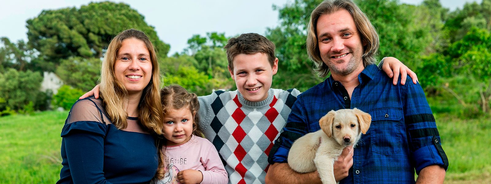 O casal Helena e Pedro com os filhos Eduardo e Beatriz e a cadelinha Yara já adotada em Portugal.