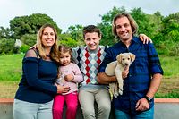O casal Helena e Pedro com os filhos Eduardo e Beatriz e a cadelinha Yara já adotada em Portugal.