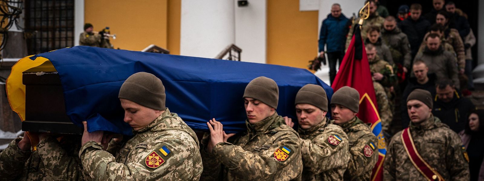 Ukrainische Soldaten tragen in Kiew den Sarg eines bei Bachmut gefallenen Kameraden zu Grabe. 
