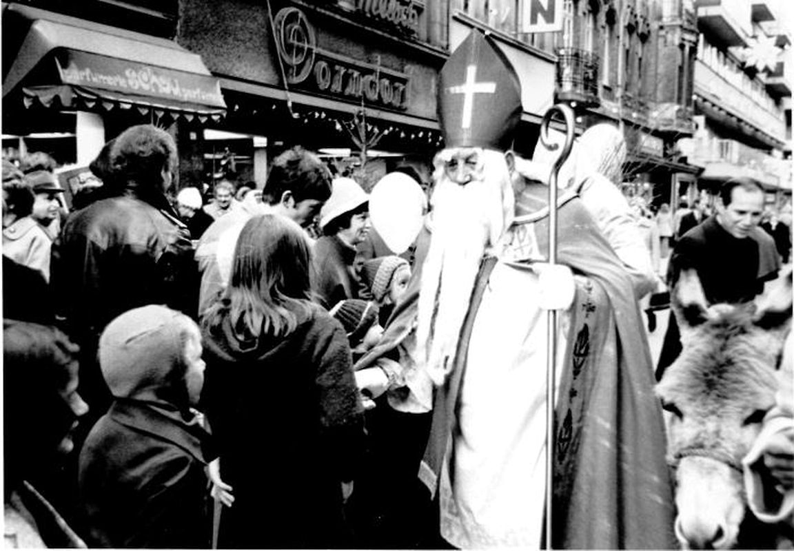 Der Nikolaus in der Alzettestraße von Esch/Alzette im Jahr 1979.