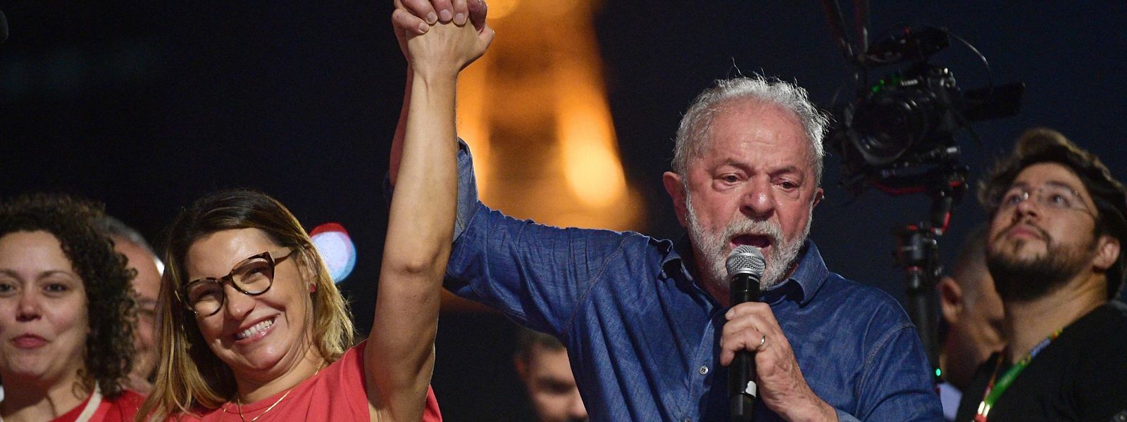 Luiz Inacio Lula da Silva en compagnie de son épouse Rosangela "Janja" da Silva, a délivré un discours devant ses supporters après avoir remporté avec un écart très serré le second tour des élections présidentielles. 