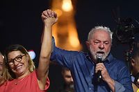 Lula da Silva, na companhia da mulher Rosangela "Janja" da Silva, a festejar a vitória na segunda volta das eleições presidênciais disputada no domingo. (Foto: AFP)