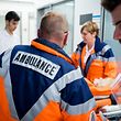 Notdienst-Mitarbeiter versorgen einen Patienten.