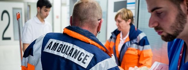 Notdienst-Mitarbeiter versorgen einen Patienten.