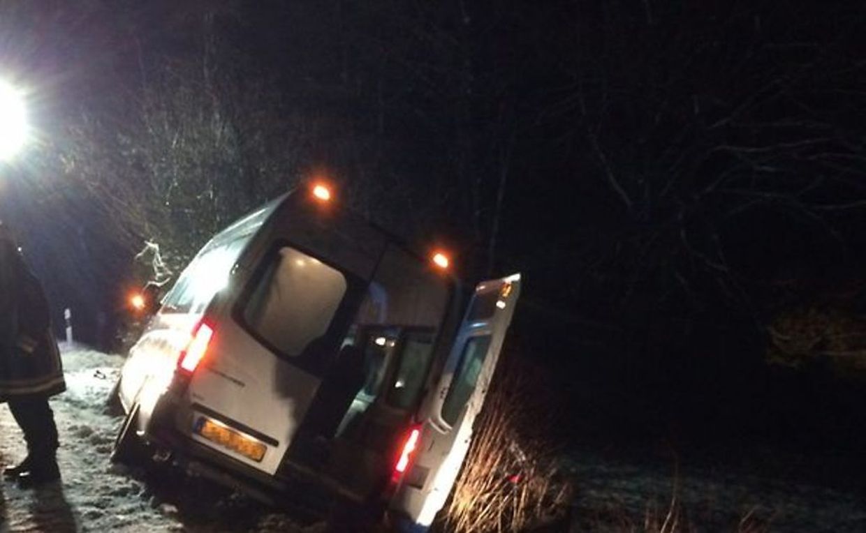 Um mini-bus despistou-se no sábado à noite entre Folkendange e Keiwelbach (Diekirch) e ficou "amparado" na cerca de um prado com nove ocupantes a bordo
