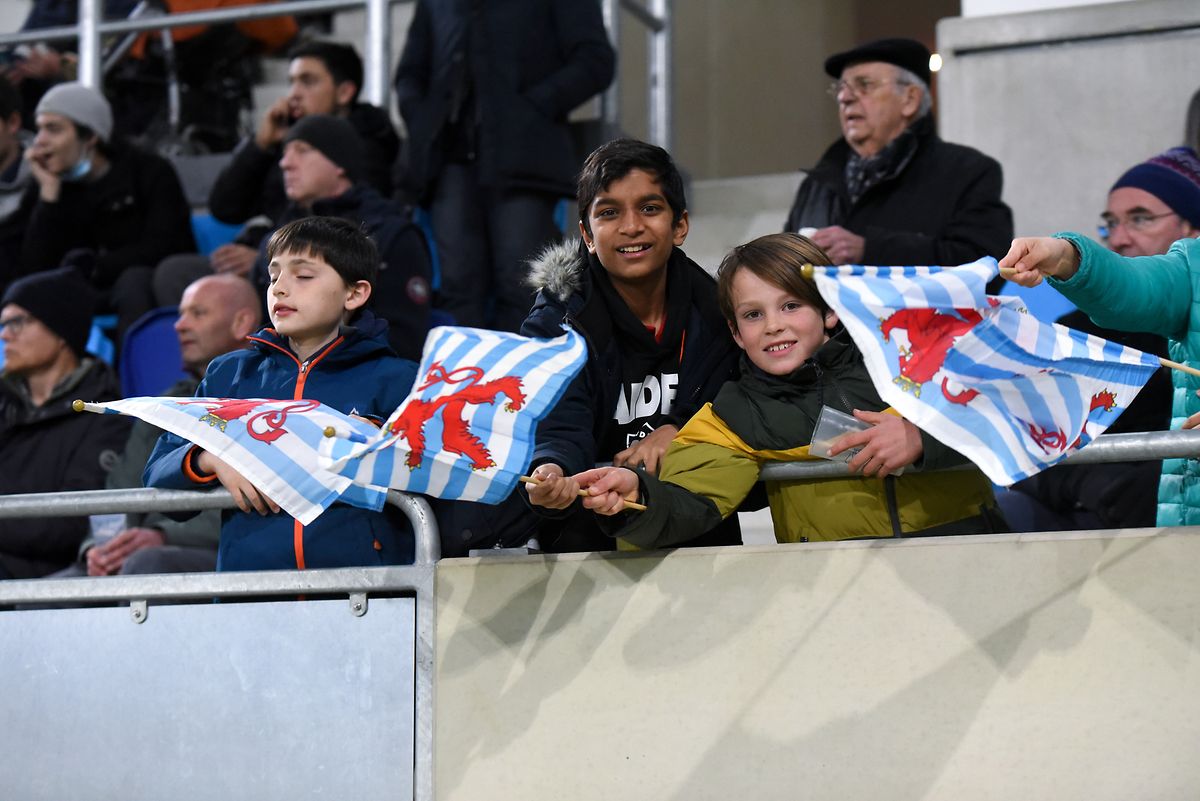 Visages heureux chez les supporters luxembourgeois.