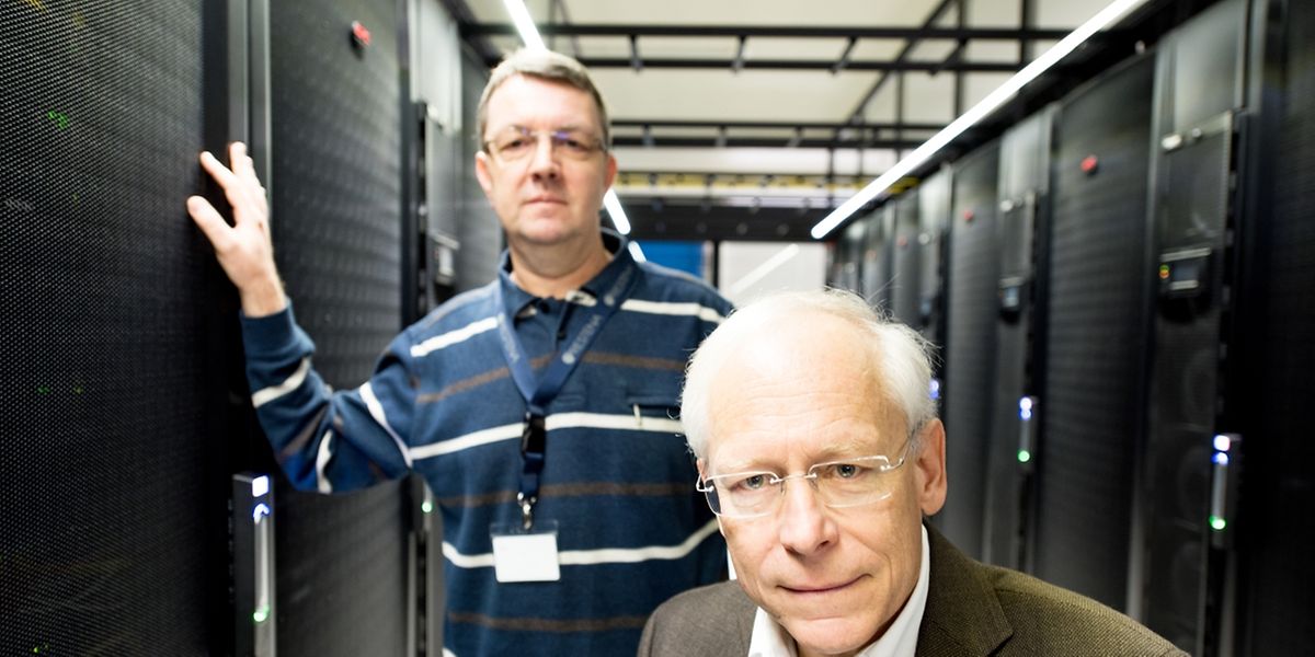 Sie gehören zu den Wegbereitern des Internet in Luxemburg: Restena- Direktor Antoine Barthel (vorne) und der Ingenieur Alain Frieden im  Serverraum des Restena an der Uni Belval. 