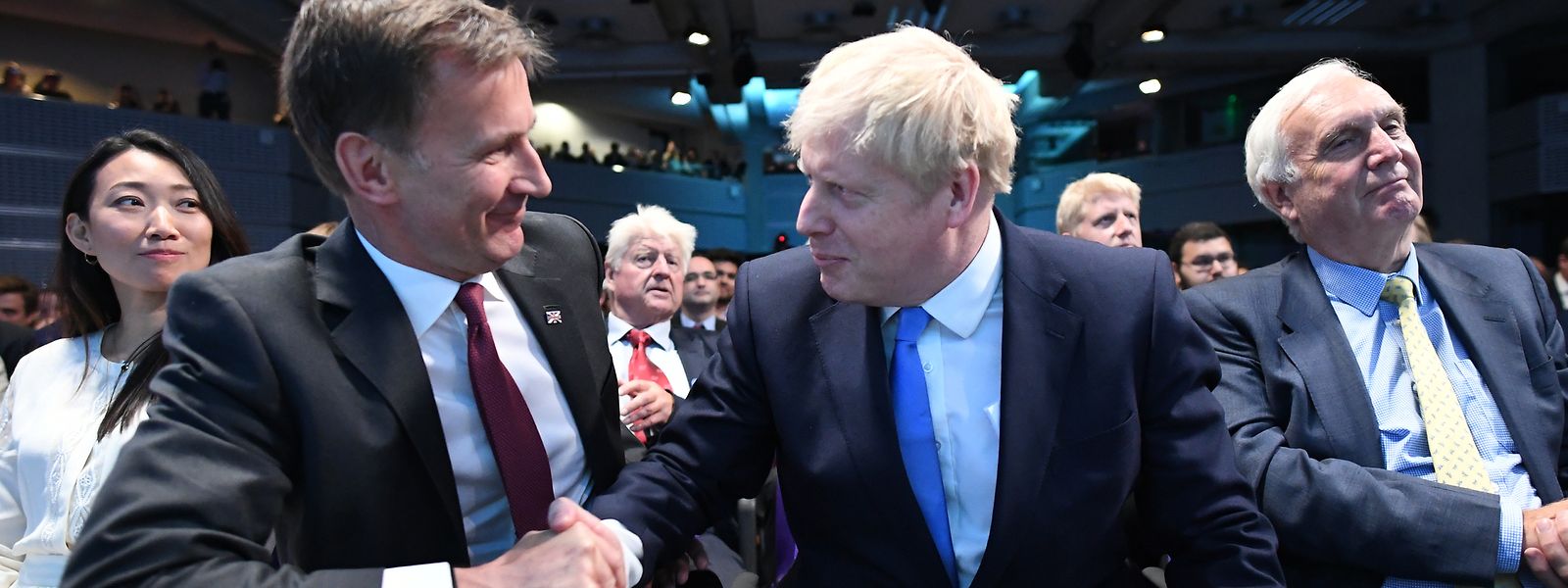 Jeremy Hunt (l), Außenminister von Großbritannien, gratuliert Boris Johnson im Queen Elizabeth II Centre nachdem er zum neuen Parteichef der Konservativen Tory Partei und zum nächsten Premierminister ernannt wurde.