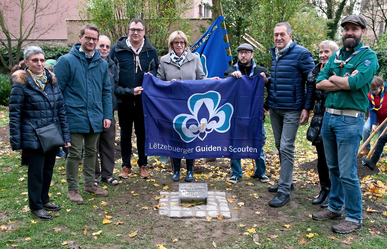 100 Joer Beetebuerger Guiden a Scouten: Das Pflanzen von Bäumen im Parc Grande-Duchesse Charlotte in Bettemburg. (Foto: Alain Piron)