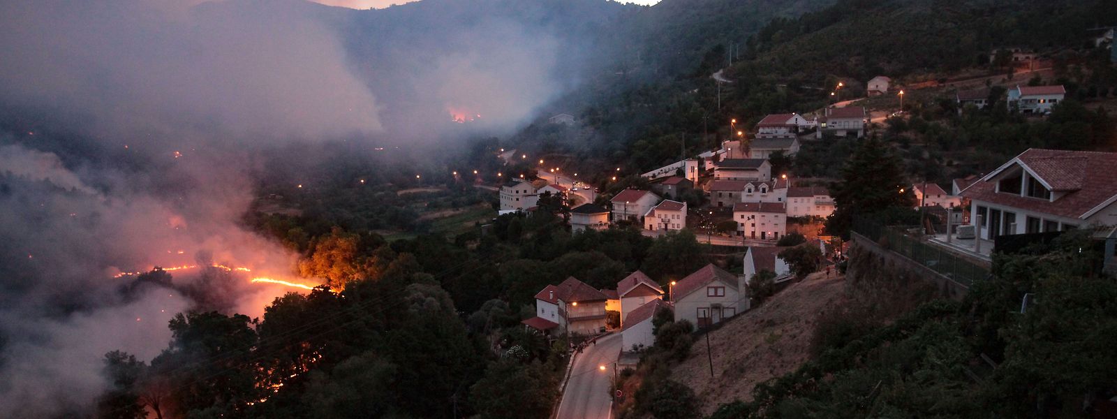 Incêndio na aldeia de Sameiro, na encosta Norte da Serra da Estrela. 