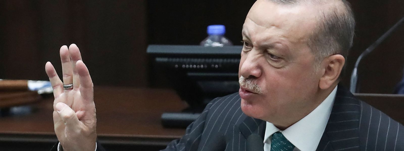 Das Dekret des Präsidenten Recep Tayyip Erdogan wurde in der Nacht zu Samstag im Amtsblatt veröffentlicht.