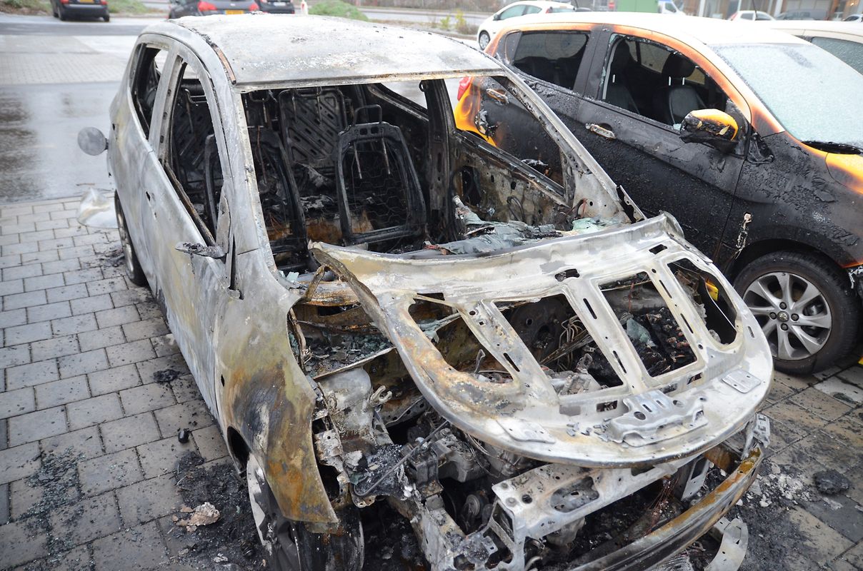 Zwei Autos brannten vollständig aus, zwei weitere wurden schwer beschädigt und sind als Totalschaden anzusehen.