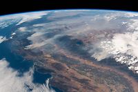 This handout picture obtained from the European Space Agency (ESA) on August 7, 2018 shows a view taken by German astronaut and geophysicist Alexander Gerst, showing wildfires in the state of California as seen from the International Space Station on August 2, 2018.  / AFP PHOTO / EUROPEAN SPACE AGENCY / Alexander GERST / RESTRICTED TO EDITORIAL USE - MANDATORY CREDIT "AFP PHOTO / ESA / Alexander Gerst" - NO MARKETING NO ADVERTISING CAMPAIGNS - DISTRIBUTED AS A SERVICE TO CLIENTS

