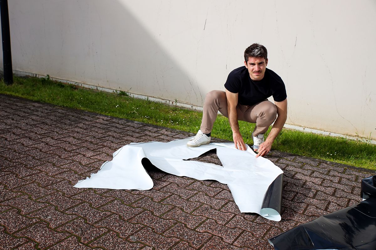 Aurélien Guimard é francês, tem 30 anos. Passou umas boas horas agachado de x-ato na mão a recortar letras A e nunca se queixou.