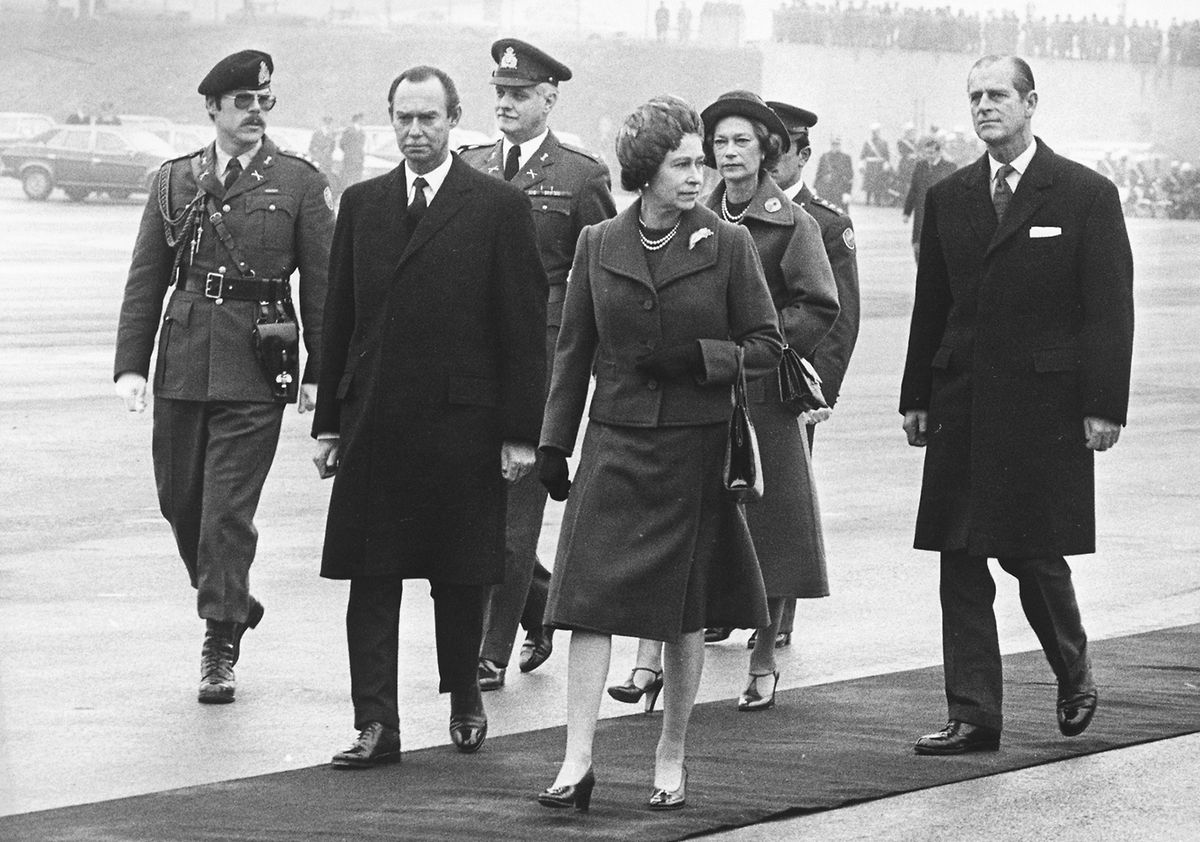 Arrival of Queen Elizabeth II at the Luxembourg airport in 1976