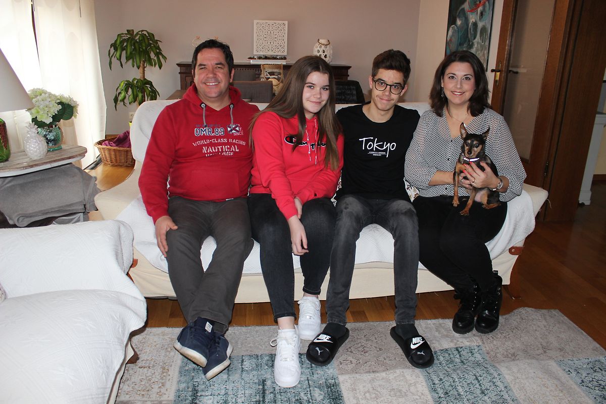 Manuel Silva, em casa, com os filhos Leonor, Afonso e a esposa.