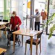 14.04.2021, Baden-Württemberg, Steinen: Bewohner des Seniorenzentrums Mühlehof kommen zum Mittagessen in das Café "Kaffeemühle". Das Seniorenzentrum Mühlehof hatte Verfassungsbeschwerde gegen Regelungen der Landesbehörde eingereicht, damit sich die gegen Covid-19 geimpften Bewohner der Einrichtung für Betreutes Wohnen wieder im hauseigenen Café "Kaffeemühle" treffen dürfen. Foto: Philipp von Ditfurth/dpa +++ dpa-Bildfunk +++