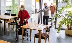 14.04.2021, Baden-Württemberg, Steinen: Bewohner des Seniorenzentrums Mühlehof kommen zum Mittagessen in das Café "Kaffeemühle". Das Seniorenzentrum Mühlehof hatte Verfassungsbeschwerde gegen Regelungen der Landesbehörde eingereicht, damit sich die gegen Covid-19 geimpften Bewohner der Einrichtung für Betreutes Wohnen wieder im hauseigenen Café "Kaffeemühle" treffen dürfen. Foto: Philipp von Ditfurth/dpa +++ dpa-Bildfunk +++