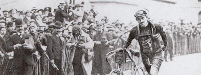 François Faber läuft als Sieger ins Ziel der Etappe Belfort-Lyon der "Tour de France" im Jahr 1909 sein defektes Rad in der Hand.