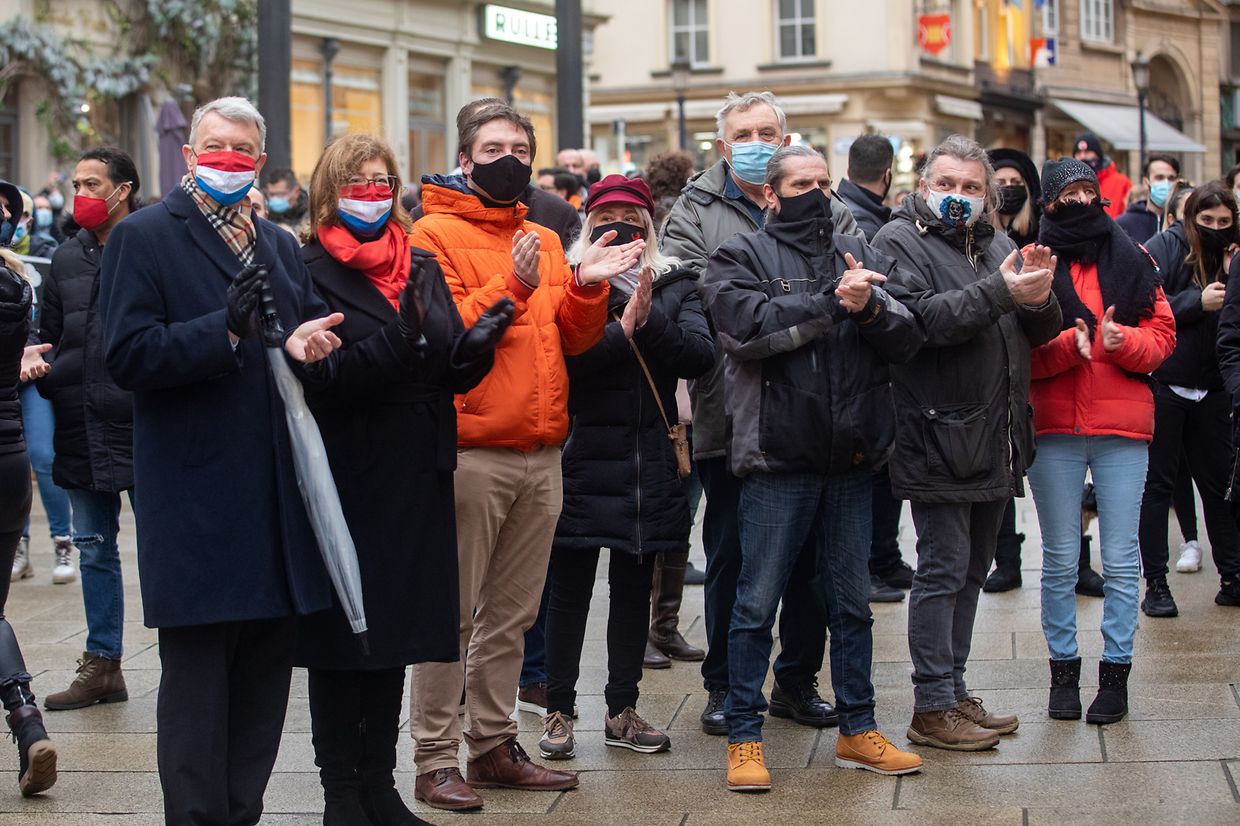 Hunderte Menschen haben sich am Samstagnachmittag während eines Protestzuges in der Hauptstadt dafür ausgesprochen, dass Cafés und Restaurants wieder öffnen dürfen.