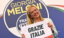 Leader of Italian far-right party "Fratelli d'Italia" (Brothers of Italy), Giorgia Meloni holds a placard reading "Thank You Italy" after she delivered an address at her party's campaign headquarters overnight on September 26, 2022 in Rome, after the country voted in a legislative election. - Far-right leader Giorgia Meloni won big in Italian elections on September 25, the first projections suggested, putting her eurosceptic populists on course to take power at the heart of Europe. (Photo by Andreas SOLARO / AFP)