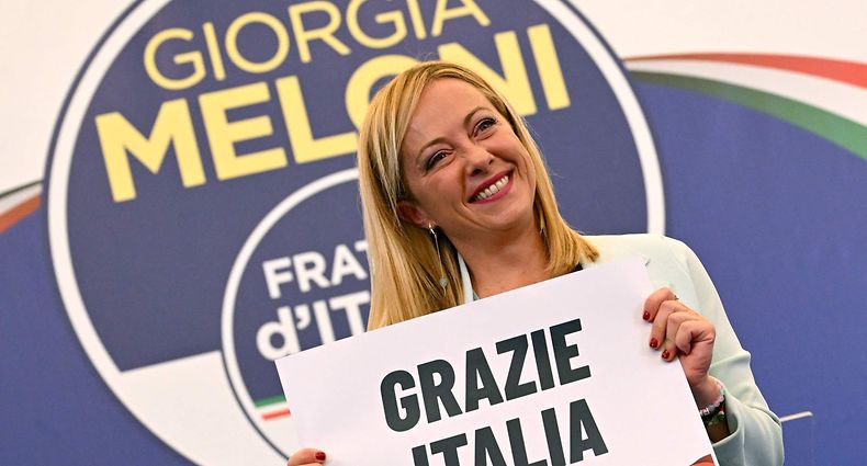 Leader of Italian far-right party "Fratelli d'Italia" (Brothers of Italy), Giorgia Meloni holds a placard reading "Thank You Italy" after she delivered an address at her party's campaign headquarters overnight on September 26, 2022 in Rome, after the country voted in a legislative election. - Far-right leader Giorgia Meloni won big in Italian elections on September 25, the first projections suggested, putting her eurosceptic populists on course to take power at the heart of Europe. (Photo by Andreas SOLARO / AFP)