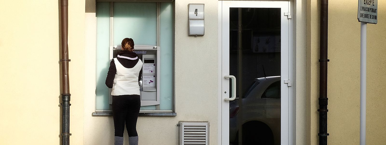 An Geldautomaten auf offener Straße haben Betrüger oftmals leichtes Spiel, um Bankkunden abzulenken.