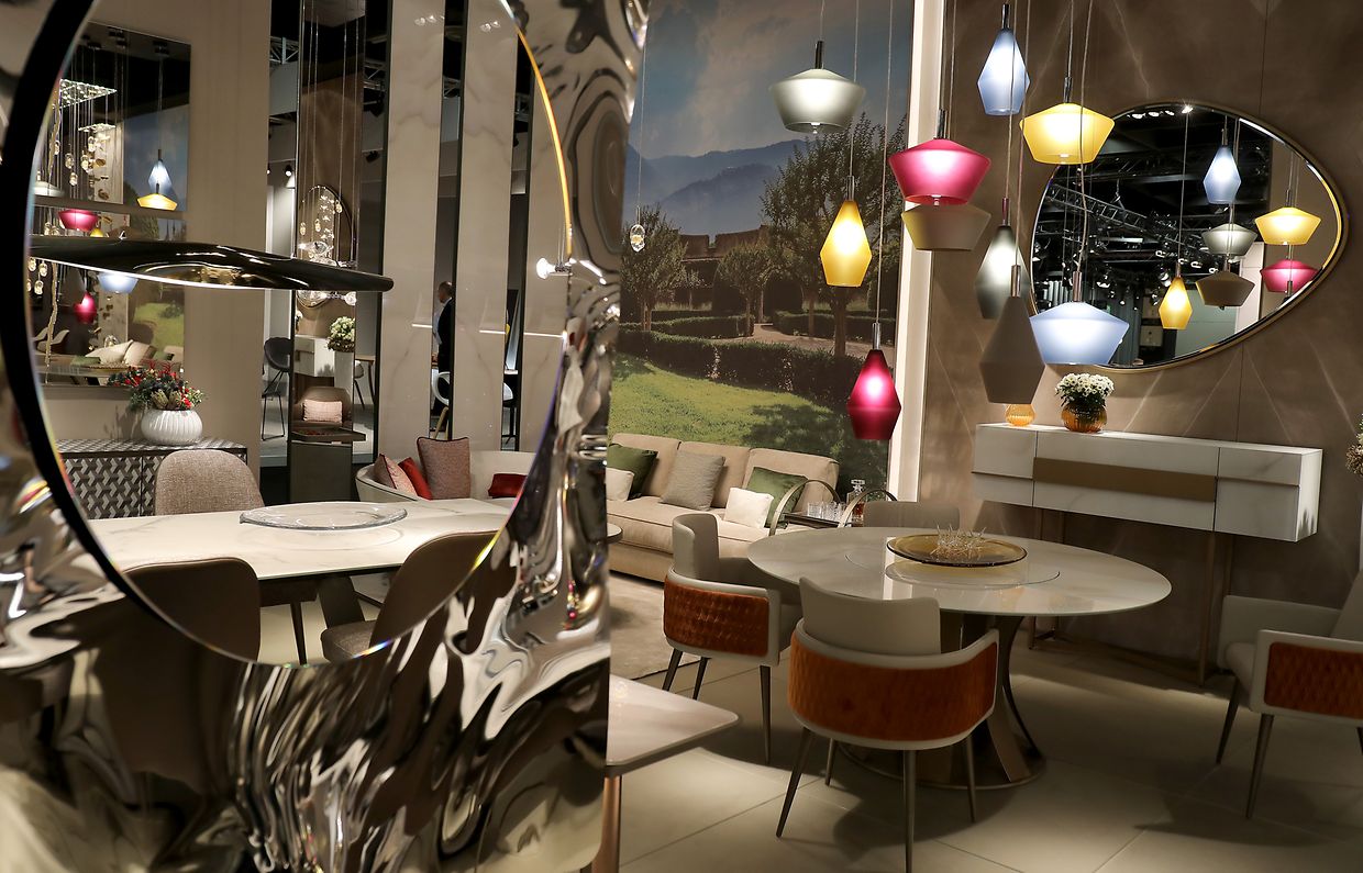 Designer-Möbel sind auf dem Stand des Herstellers Reflex zu sehen. 