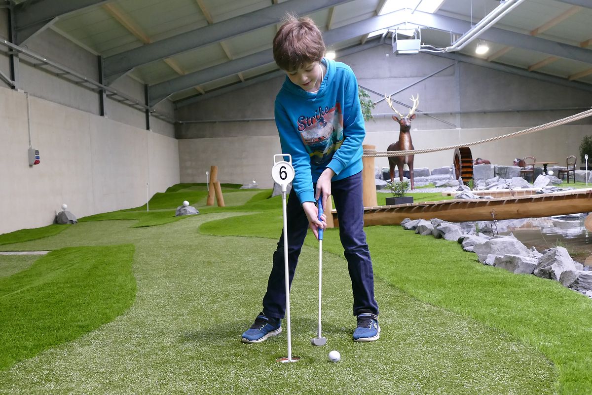 Mini-Golf ist ein großer Spaß für Jung und Alt.