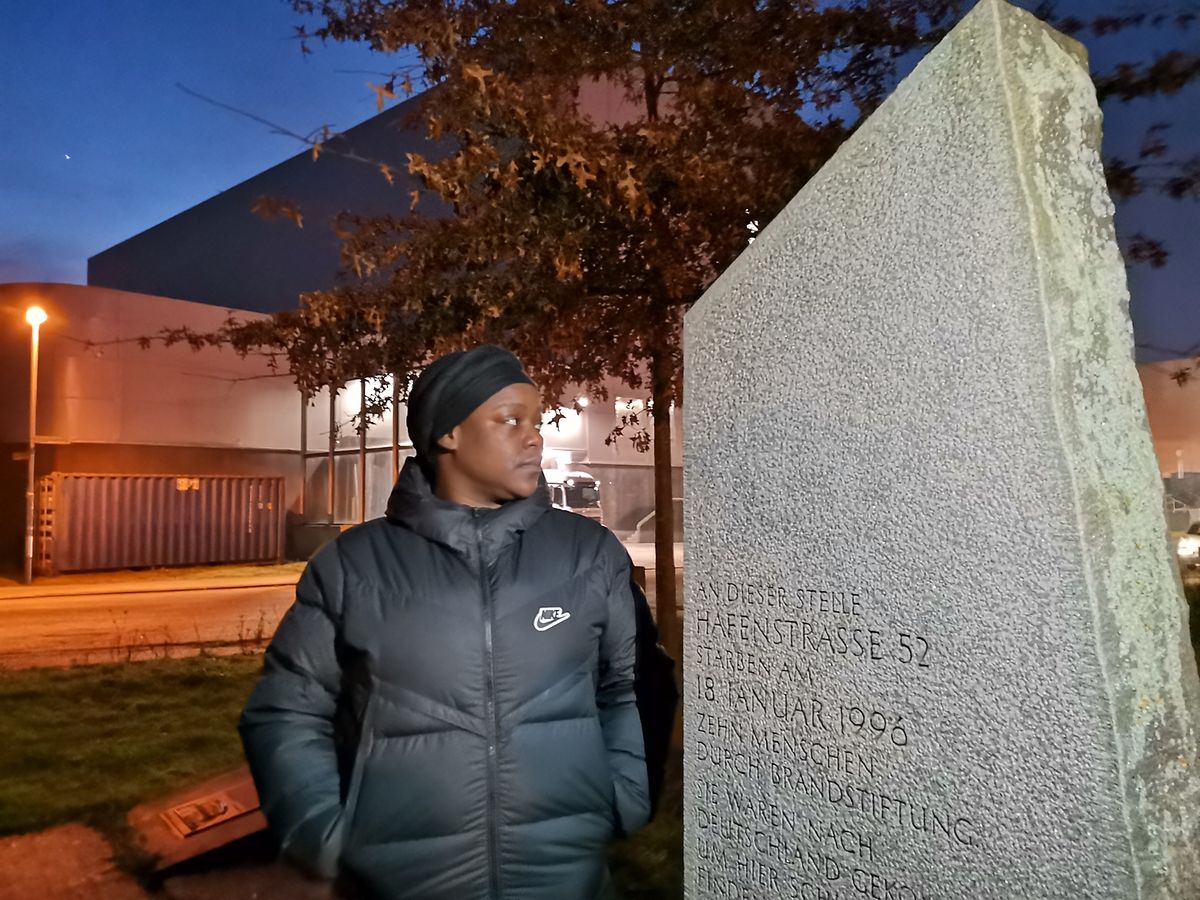 Esperança Bunga perdeu a mãe e a irmã, num incêndio que se suspeita ter sido iniciado por neonazis, no norte da Alemanha.