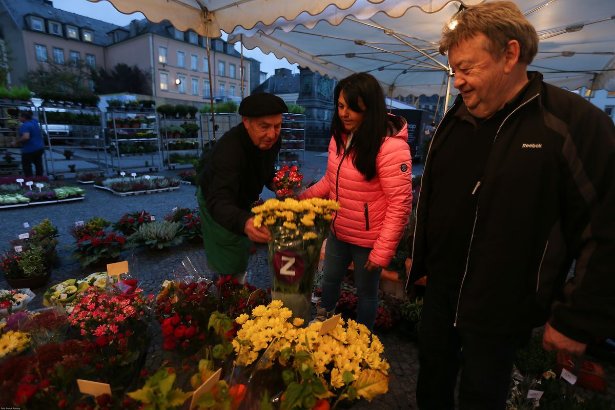 25.10.2017 Luxembourg, ville, Knuedler, place Guillaume, Wochenmarkt sehr früh am Morgen photo Anouk Antony