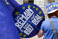 06.08.2019, Großbritannien, London: Eine Demonstrantin protestiert gegen den Austritt Großbritanniens aus der Europäischen Union mit einem Plakat und einem EU-farbenen Hut. Der Anti-Brexit-Protest findet vor dem Cabinet Office in London statt. Foto: Dinendra Haria/SOPA Images via ZUMA Wire/dpa +++ dpa-Bildfunk +++