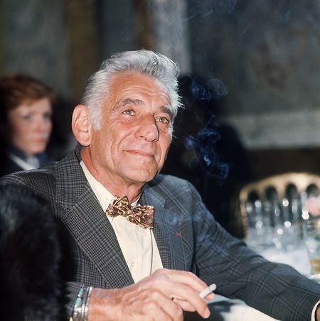 Mai 1977, Frankreich, Paris: Leonard Bernstein wollte auf seine Zigarette nicht verzichten.