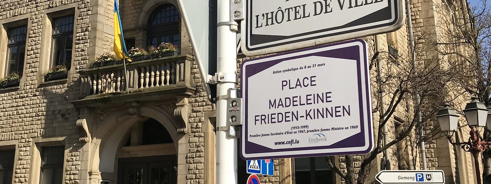 La place de l’Hôtel de ville à Ettelbruck est dédiée à l'ancienne politicienne Madeleine Frieden-Kinnen. 