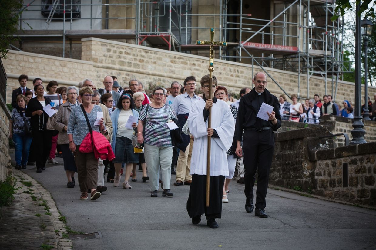Lichterprozession von der Kirche St.-Michel, über die “Corniche“, zur Kathedrale mit Andacht und eucharistischem Segen.